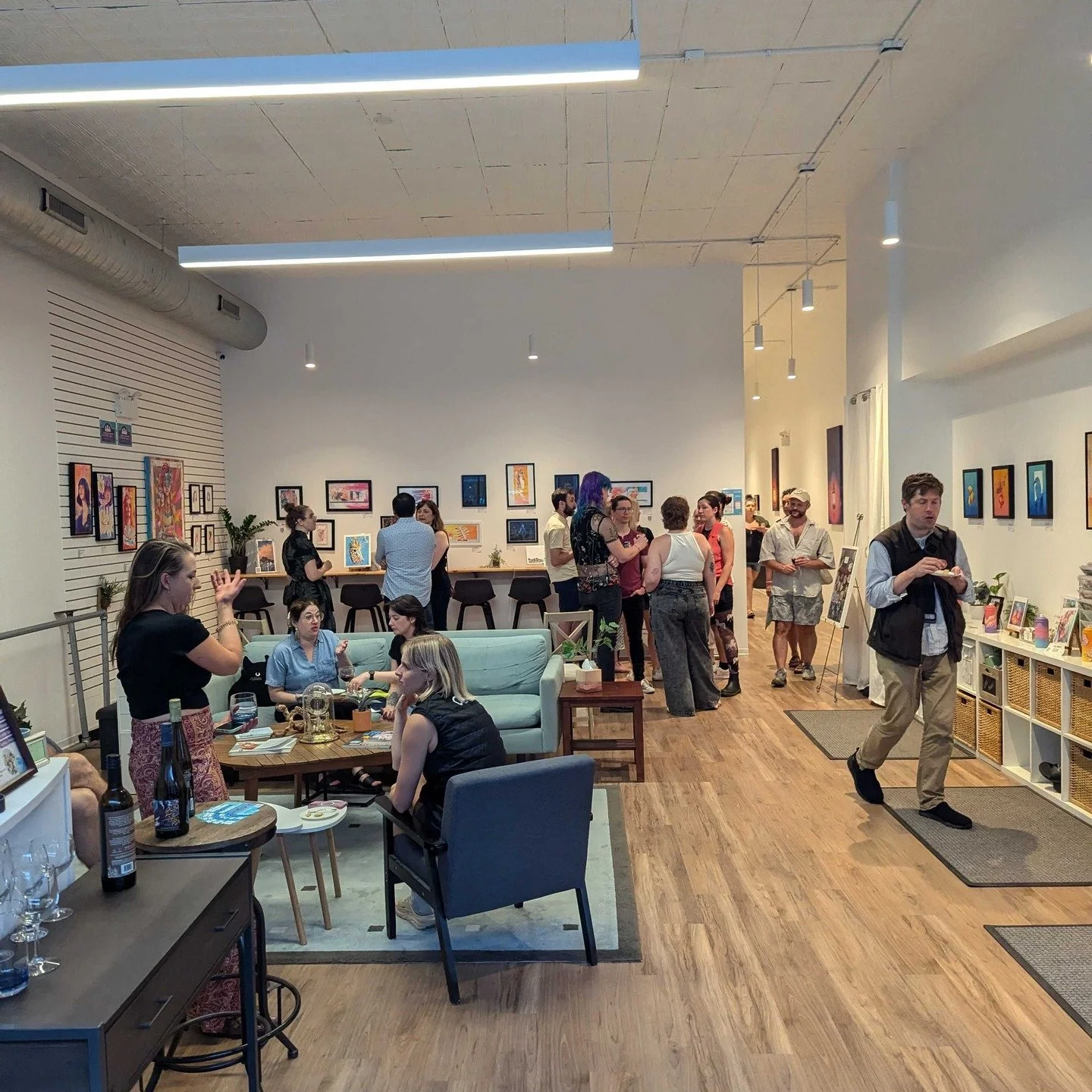 Hi LSQPeeps!

We want to give a big thanks to everyone who came out to our Art After Dark gallery event for @qrs.arts! We had an amazing turnout! We'll catch you in the next event (*wink wink it's coming soon so stay tuned!!!)