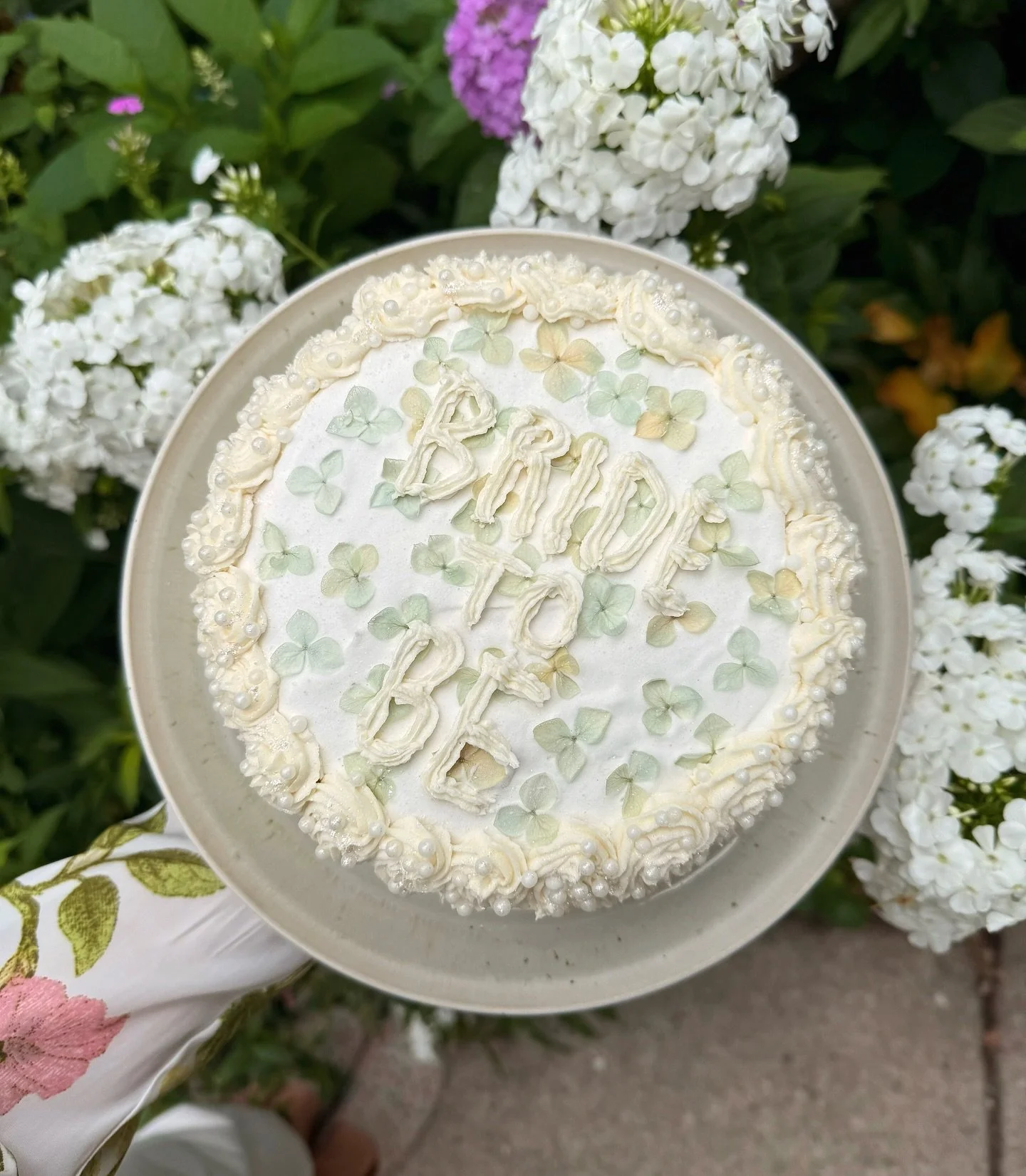 Monochrome white with something blue in the middle (sprinkles, &amp; a lot of them)&hellip;🤫🩵✨