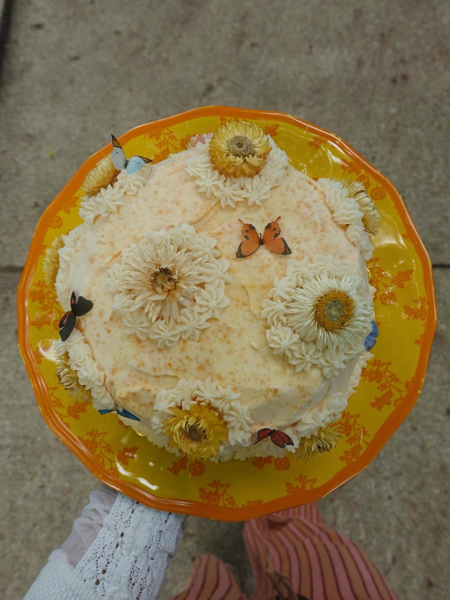A changing of the seasons inspired ice cream cake&mdash; salted caramel ice cream with a crushed Oreo filling for @katelyn_aragon 🦋🌼🍂🍮✨