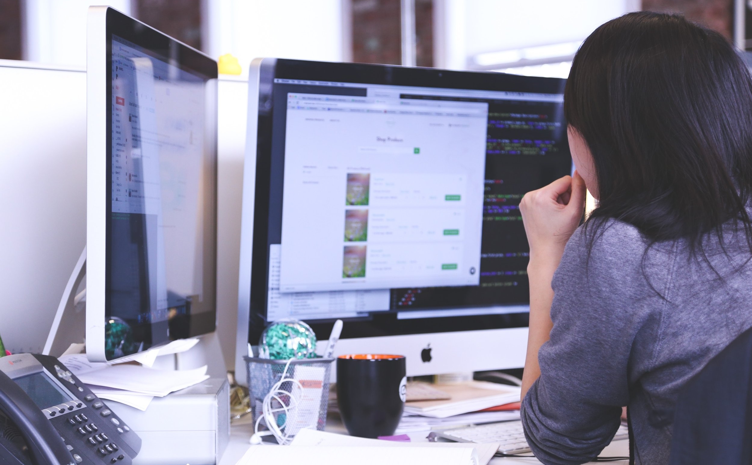 apple-businesswoman-coding-7375.jpg