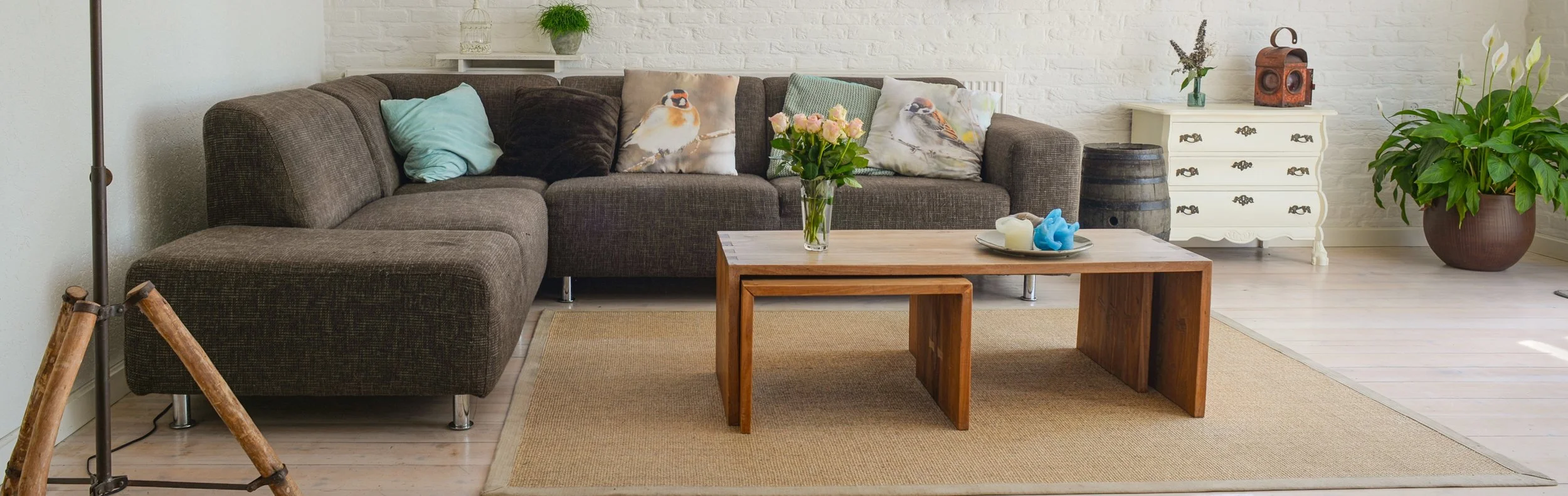 living-room-couch-interior-room-584399.jpeg