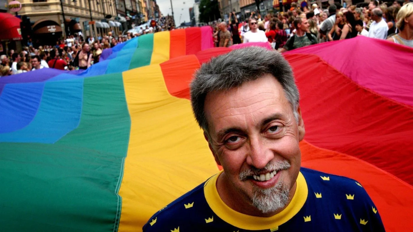 Gilbert Baker in front of his mile long flag for Stonewall 25 in 1994 (© Fredrick Persson EP)