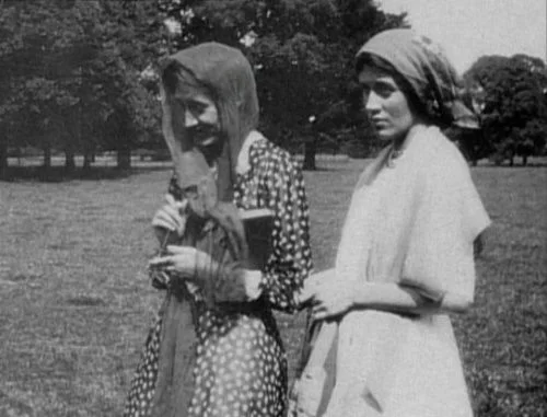 Virginia Woolf and Vanessa Bell in Firle Park in 1911.