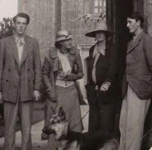 VIrginia Woolf, Vita Sackville-WEst, and Vita's two sons, Benedict and Nigel Nichonson, at Sissinghurst.