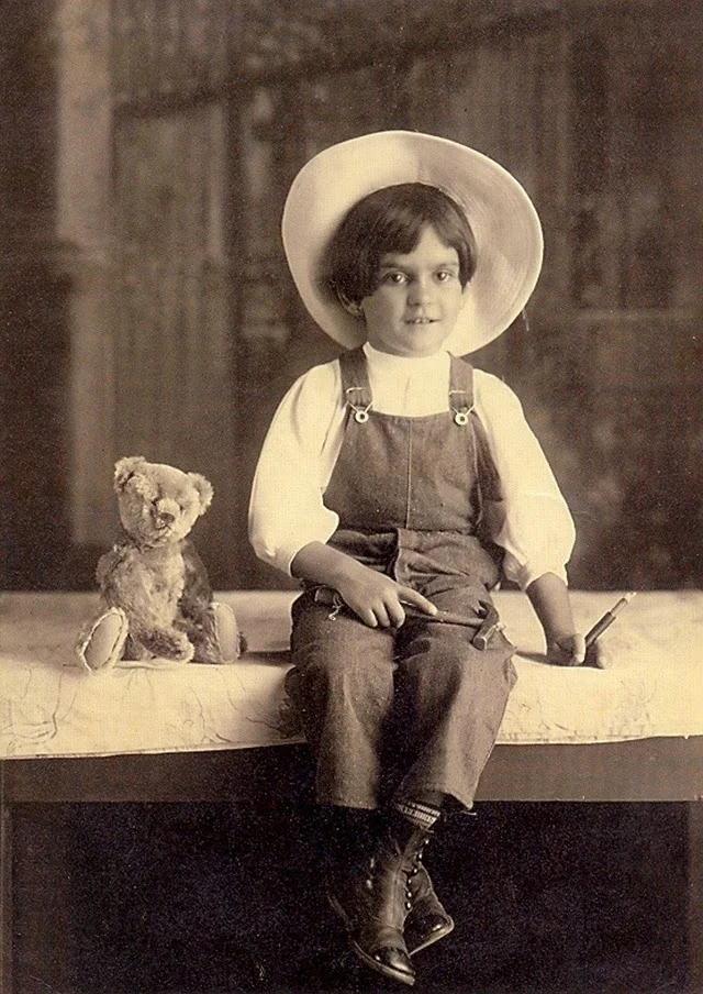 Frida, age 6, 1913. For this and other rare photos of her childhood, Click here .