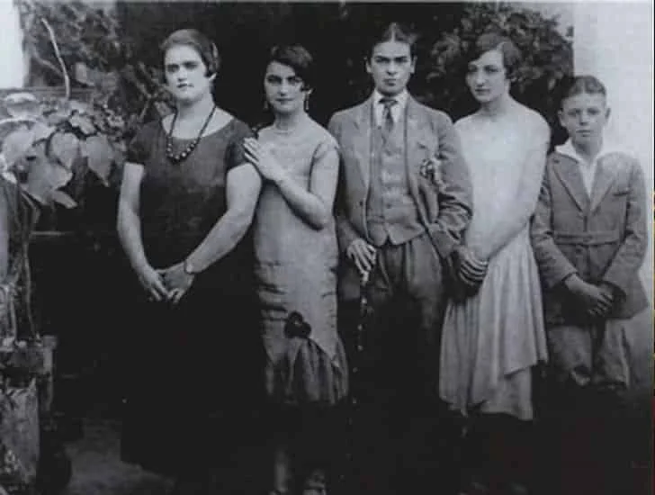 Frida (center) with her sisters and a younger male cousin, 1926. For this and other rare photos of Frida in the 1920s, click here .