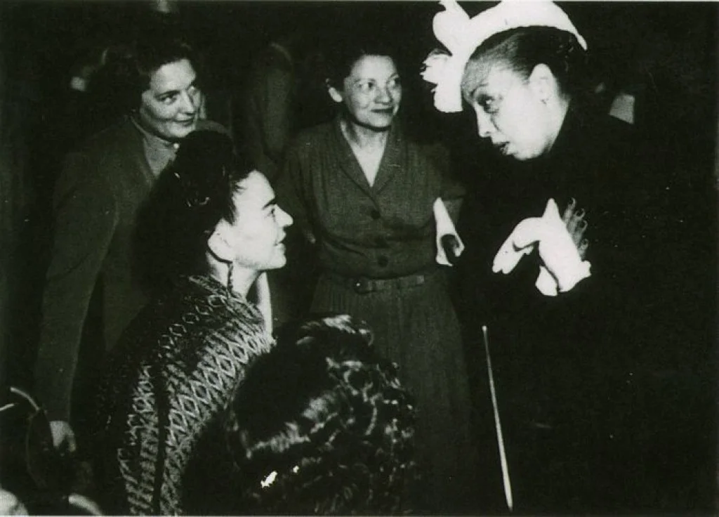 Frida (Left) with Josephine Baker (Right) in paris, 1939.