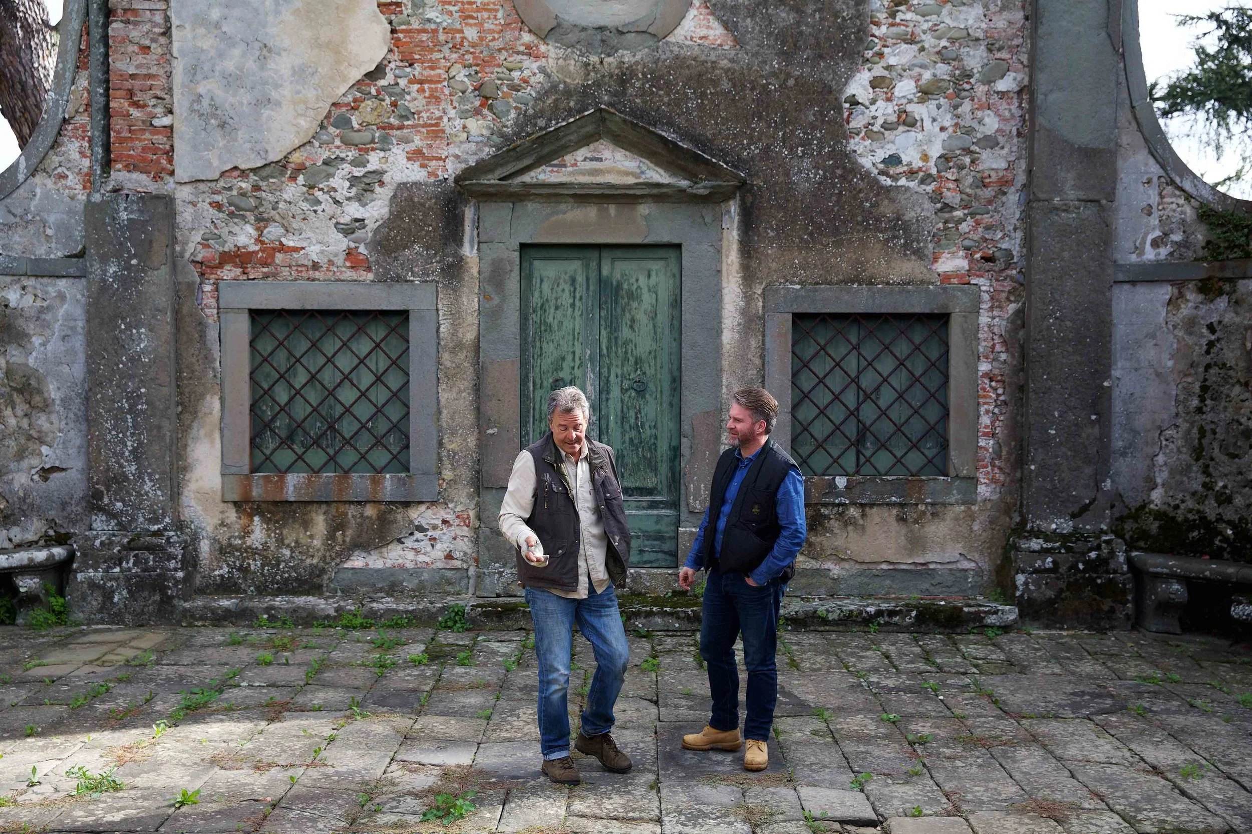 Italy_3226AurelioLorenzo-in-courtyardNW.jpg