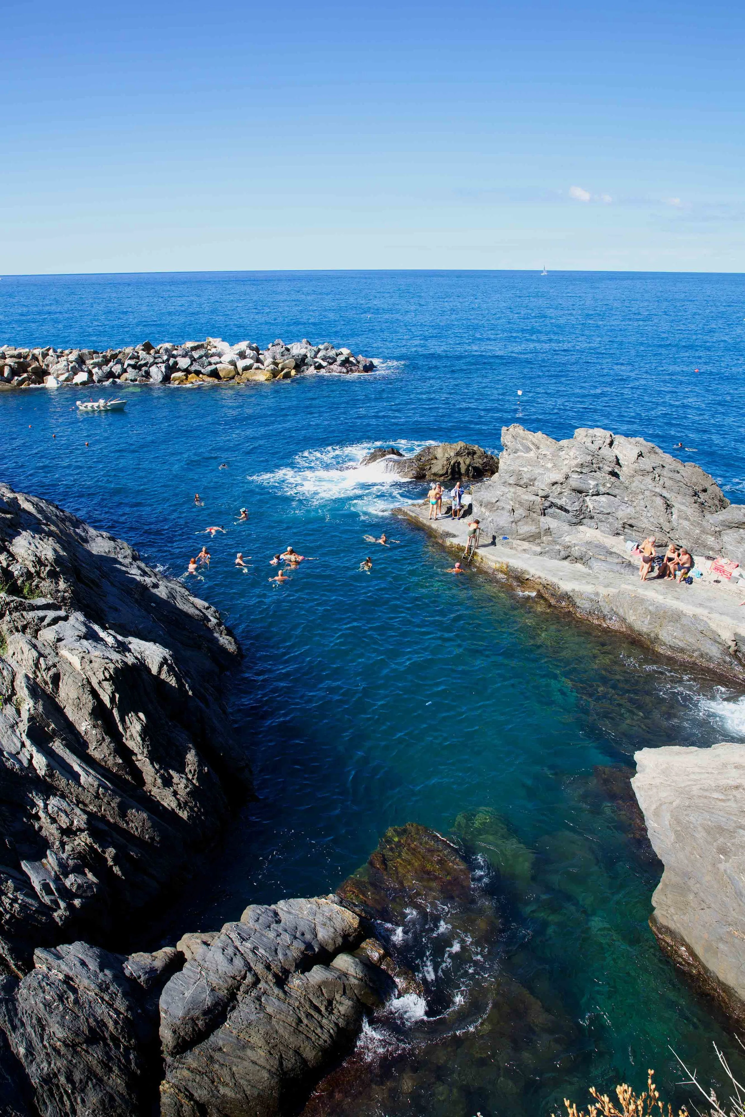 SwimmersCinqueTerre4269Web.jpg