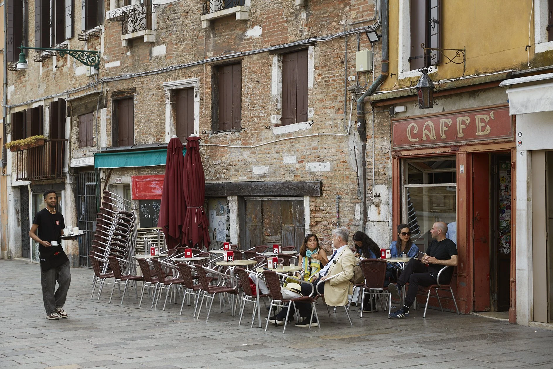 VeniceDistilled_SSchwartz_Cafe_waiter_web_3790.jpg