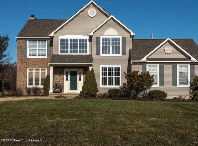 $500,000 26 Camelot Dr Farmingdale