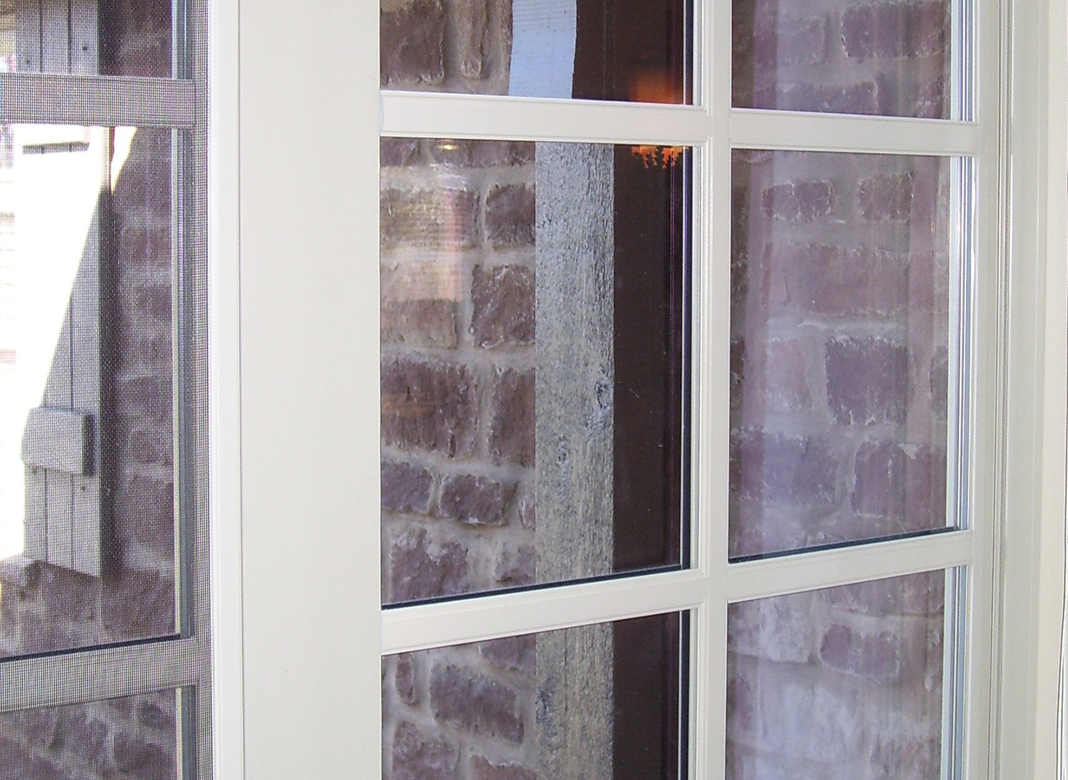 Simulated Divided Lites are permanently applied to both sides of the window.