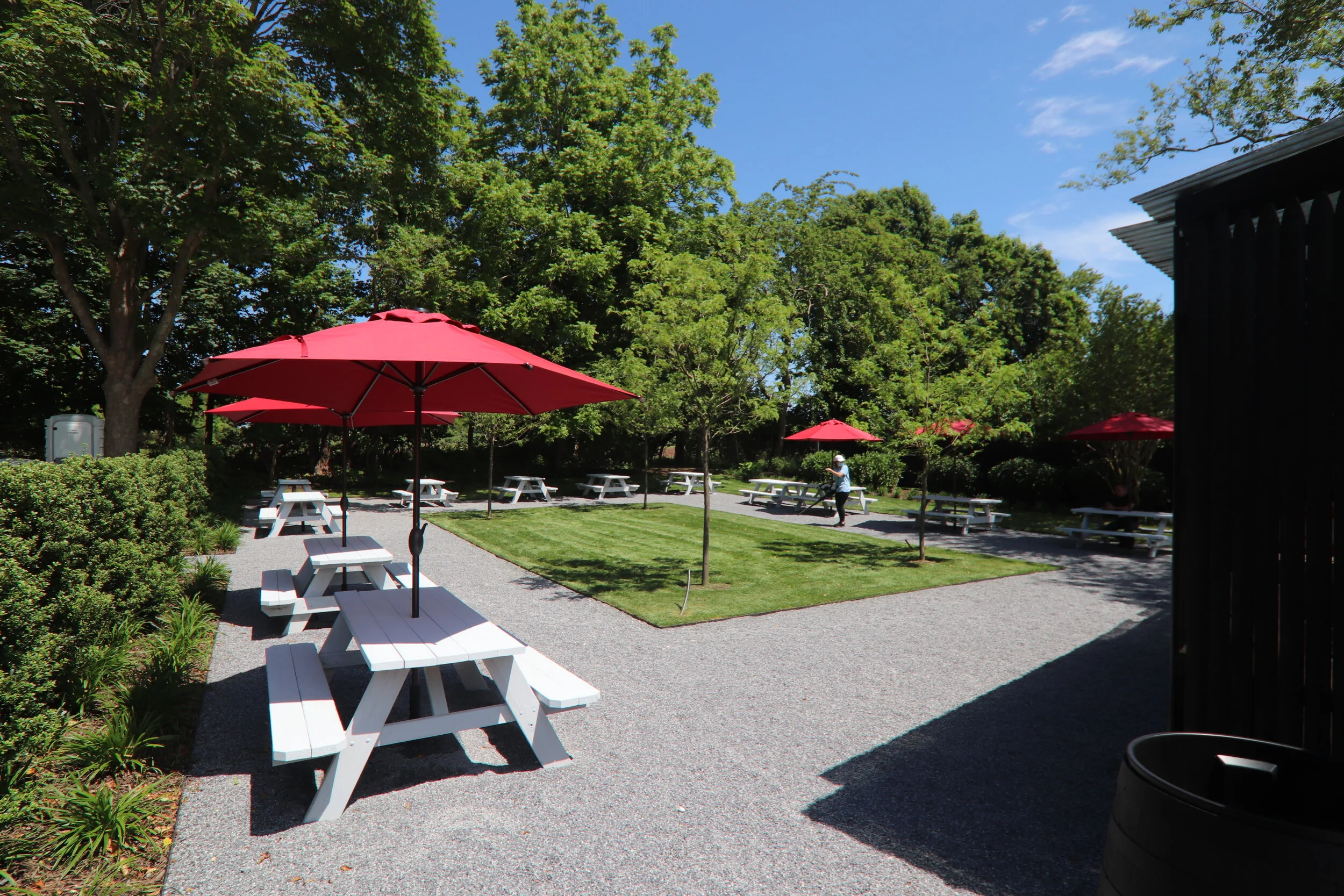  The enclosed green space was styled with neutral colors and red umbrellas, a whimsical nod to the iconic lobster roll served for many years at the truck. New York Magazine noted that the space had the serenity of the Tuileries Garden in France.  