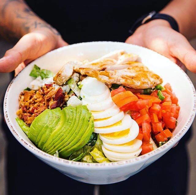 Start your Monday off right with some greens + protein! #CobbSalad 🥗