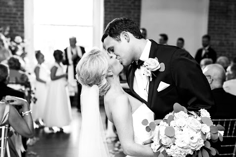 Greensboro_nc_wedding_photographer_Jodi_gray_colonnade-132.jpg