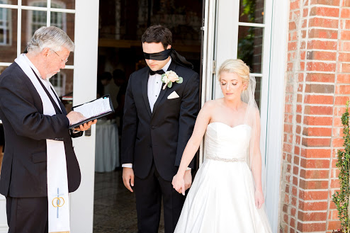 Greensboro_nc_wedding_photographer_Jodi_gray_colonnade-78.jpg