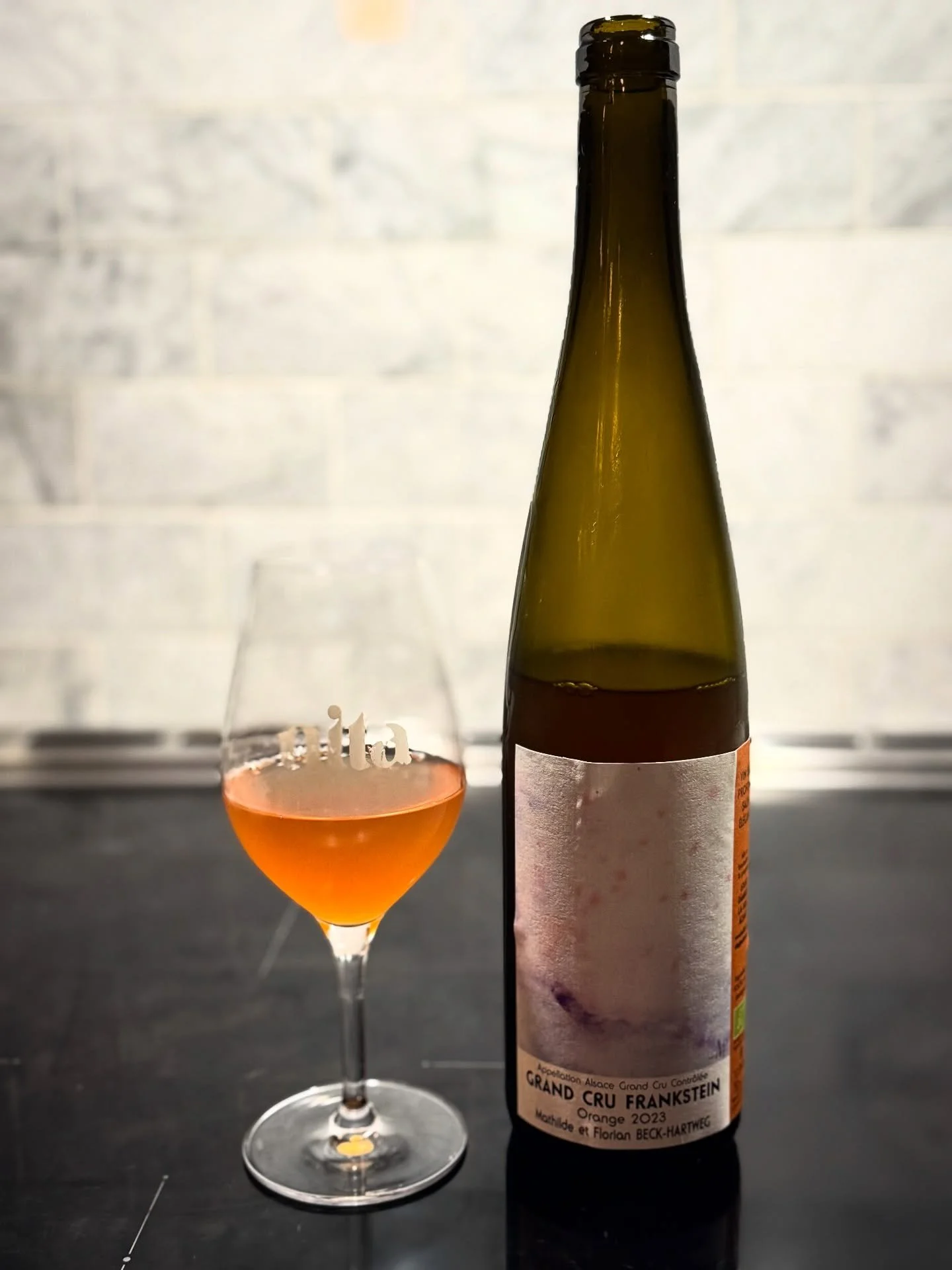 Grand Cru Frankstein Orange&rsquo;23
Situ&eacute; en Alsace &agrave; Dambach-la-Ville, le Domaine Beck-Hartweg cultive la vigne depuis plus de 500 ans.
Sur le coteau granitique unique au Grand Cru Frankstein, expos&eacute; plein sud, la parcelle Frau