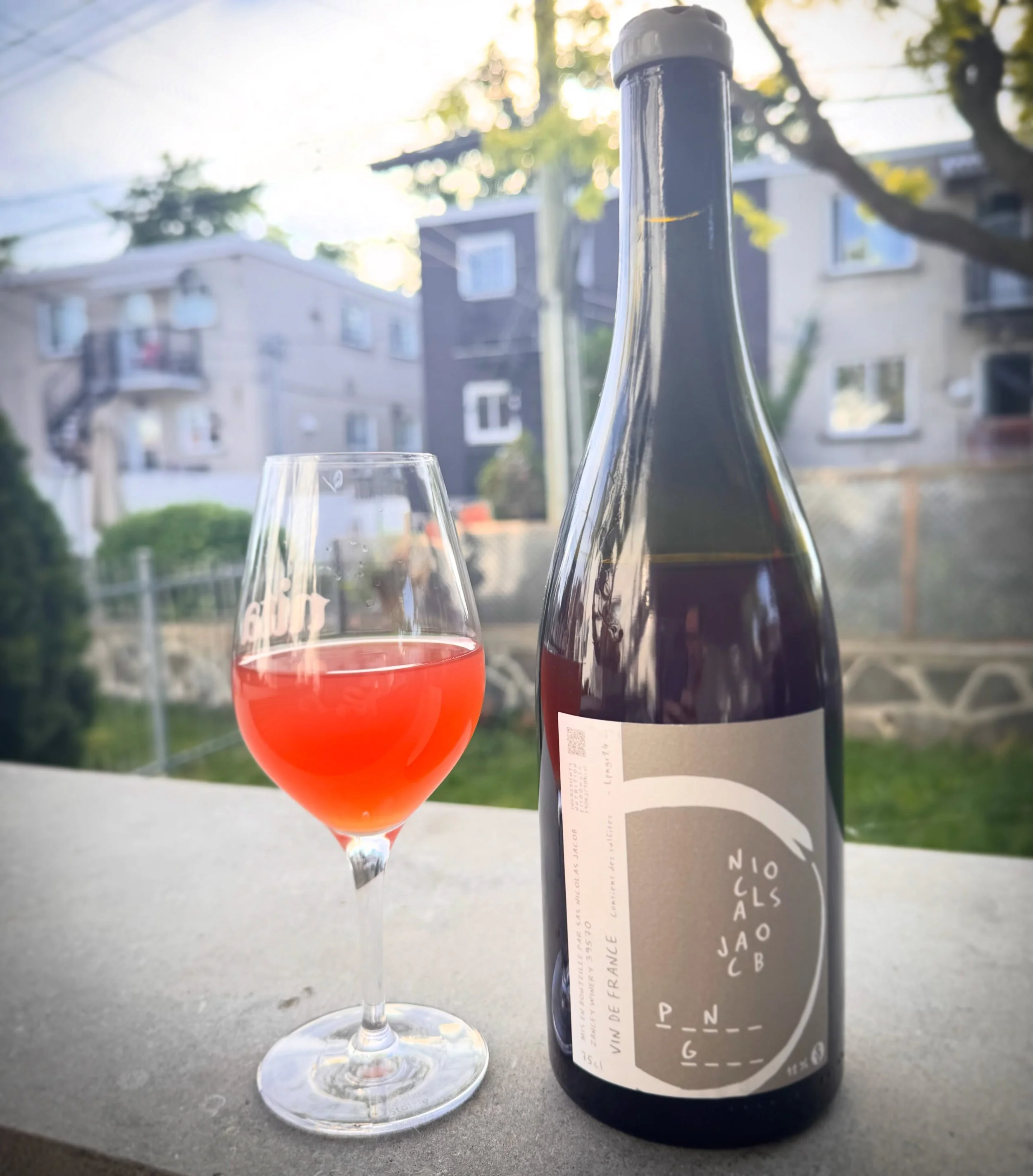 P_ _N_ _ G_ _ _  Nicolas Jacob
Un canon qui se boit comme du p&rsquo;tit lait !

Pinot Gris qui provient des copains des Funambulles &agrave; Ammerschwihr, en Alsace. Ferment&eacute; en grappes enti&egrave;res sur les peaux pendant une quinzaine de j