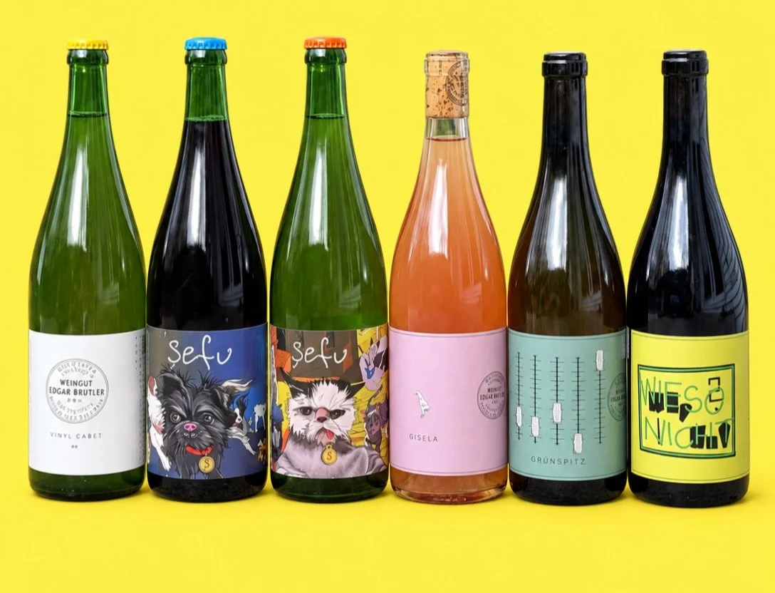 Edgar Brutler, Transylvanie 🇷🇴 
Un arrivage pas mal cool aujourd&rsquo;hui avec les vins de l&rsquo;ami Edgar Brutler.
Au programme, un Litre de bonheur &eacute;labor&eacute; avec les c&eacute;pages indig&egrave;nes (Vinul Alb Casei), un canon fait