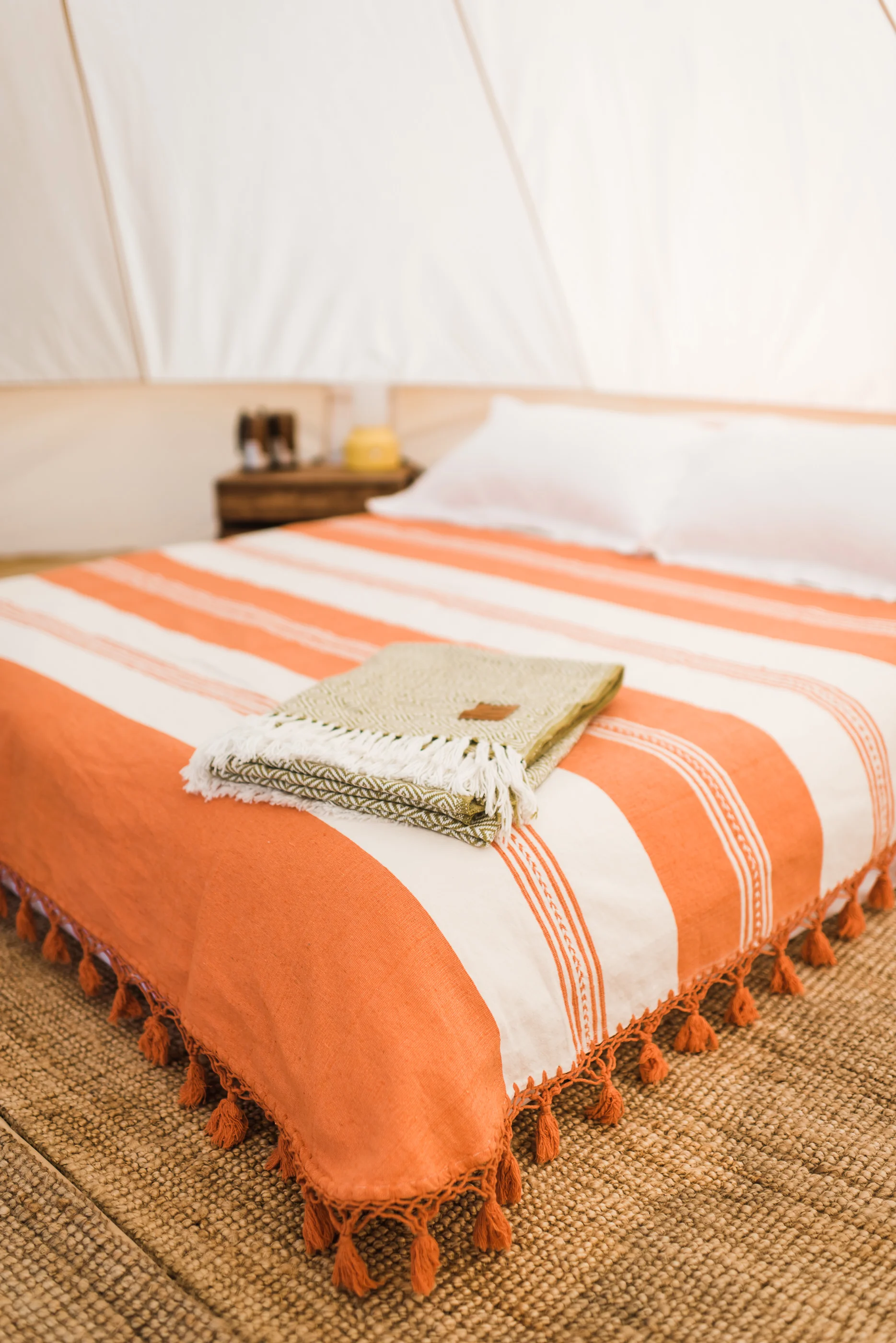 bed-bedsidetable.jpg