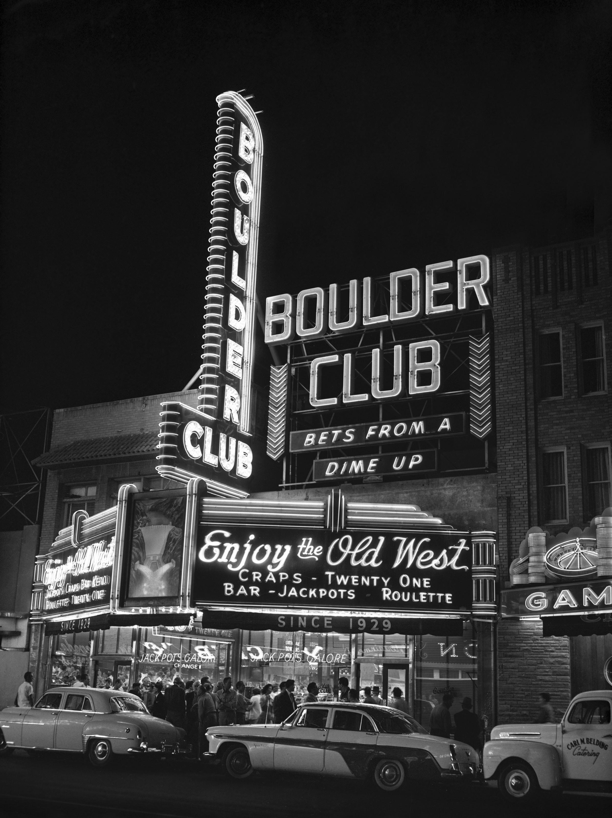  In 1945, the Boulder Club hired YESCO to redesign its 1933 sign. The new sign, credited as the first “spectacular,” combined a tall vertical tower that read “Boulder Club” and “Enjoy the Old West.” The sign industry used the term “spectacular” to re