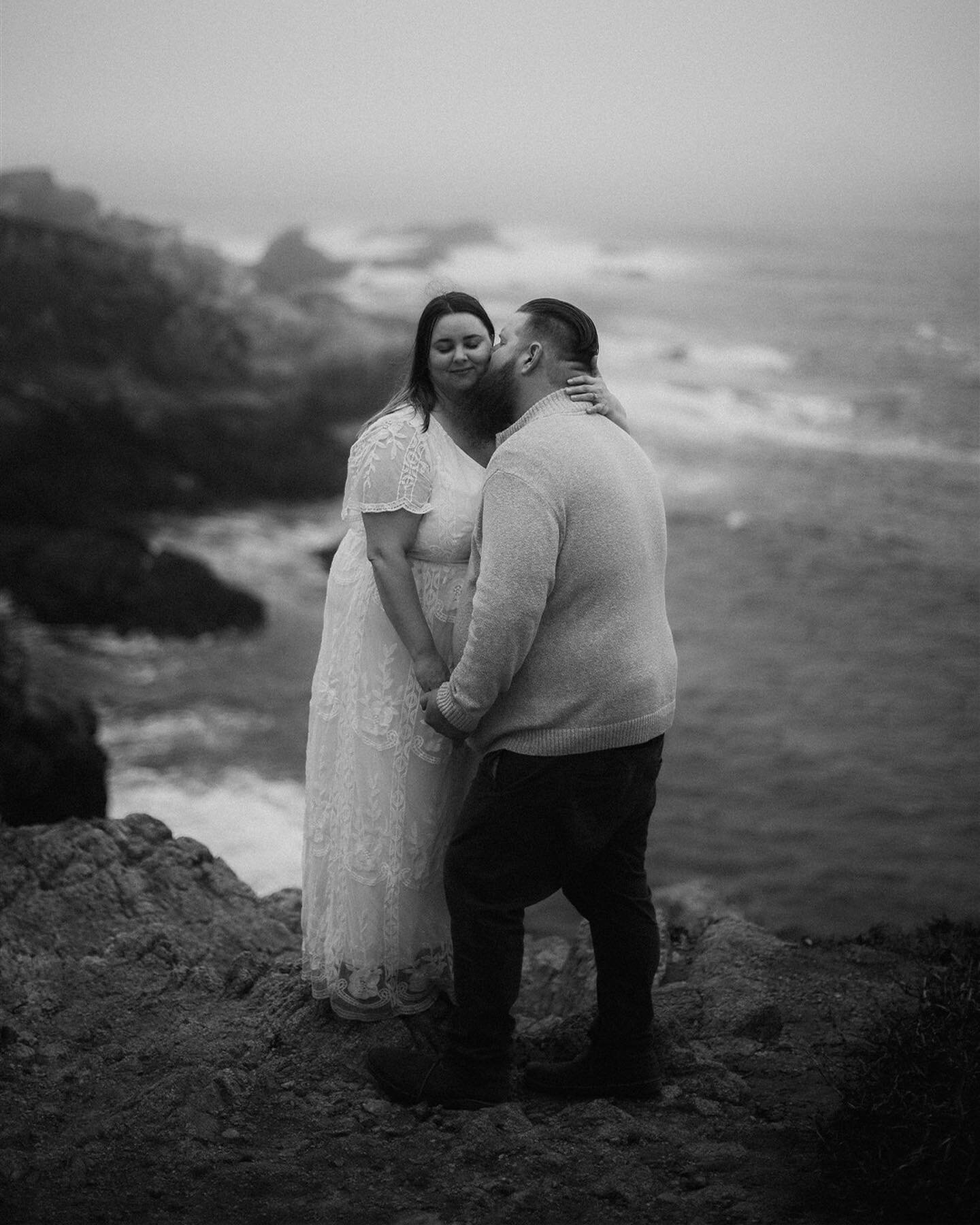 Still moments in Big Sur!
&bull;
So honored to have captured our friend&rsquo;s engagement session on the coast - We lucked out with some amazing fog that rolled in just in time for their day and it brought the best mood with it!! A B&amp;W felt righ