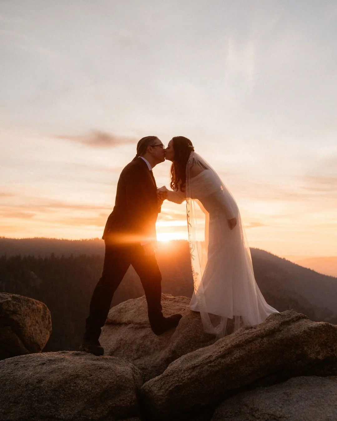 If you&rsquo;re thinking about getting married in Yosemite in the fall, this is what your day can look like, with no packed itinerary and no rushing between locations.

L &amp; J kept things simple, in the best way. A slow morning at their cabin at A