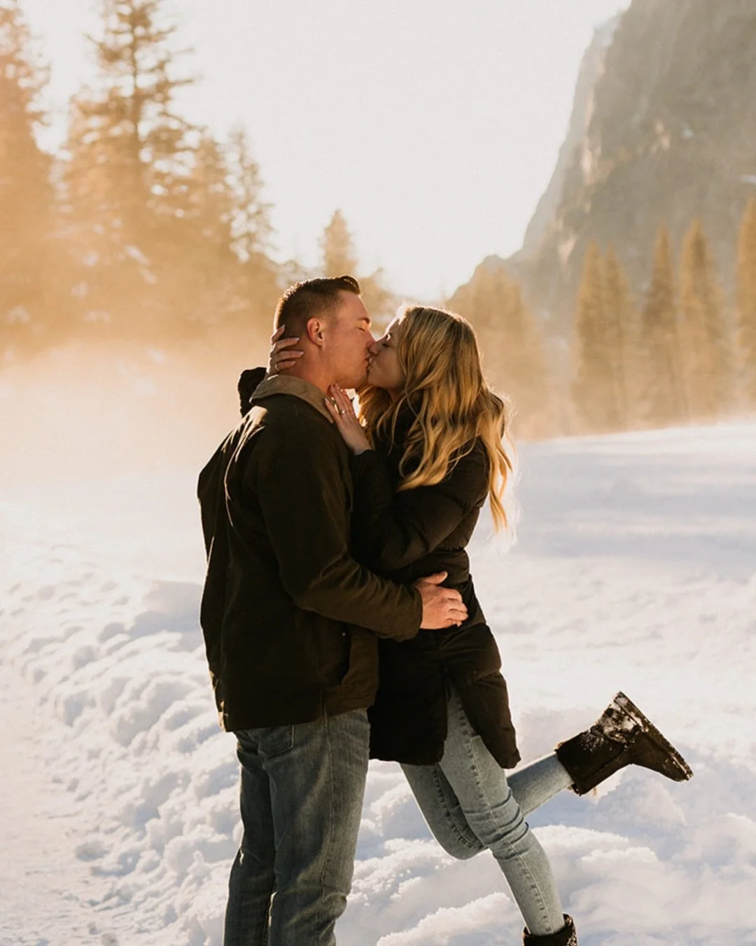 Snow day in Yosemite with K+C! 🏔️
&bull;
Film &amp; Digital