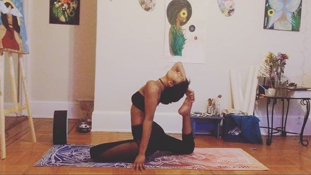 Full moon eclipse intention: Focus .
.
.
#yoga #asana #yogaflow #artist #oilpainter #sunflowers #eclipse #fullmoon #magicyogii #travelligyogi