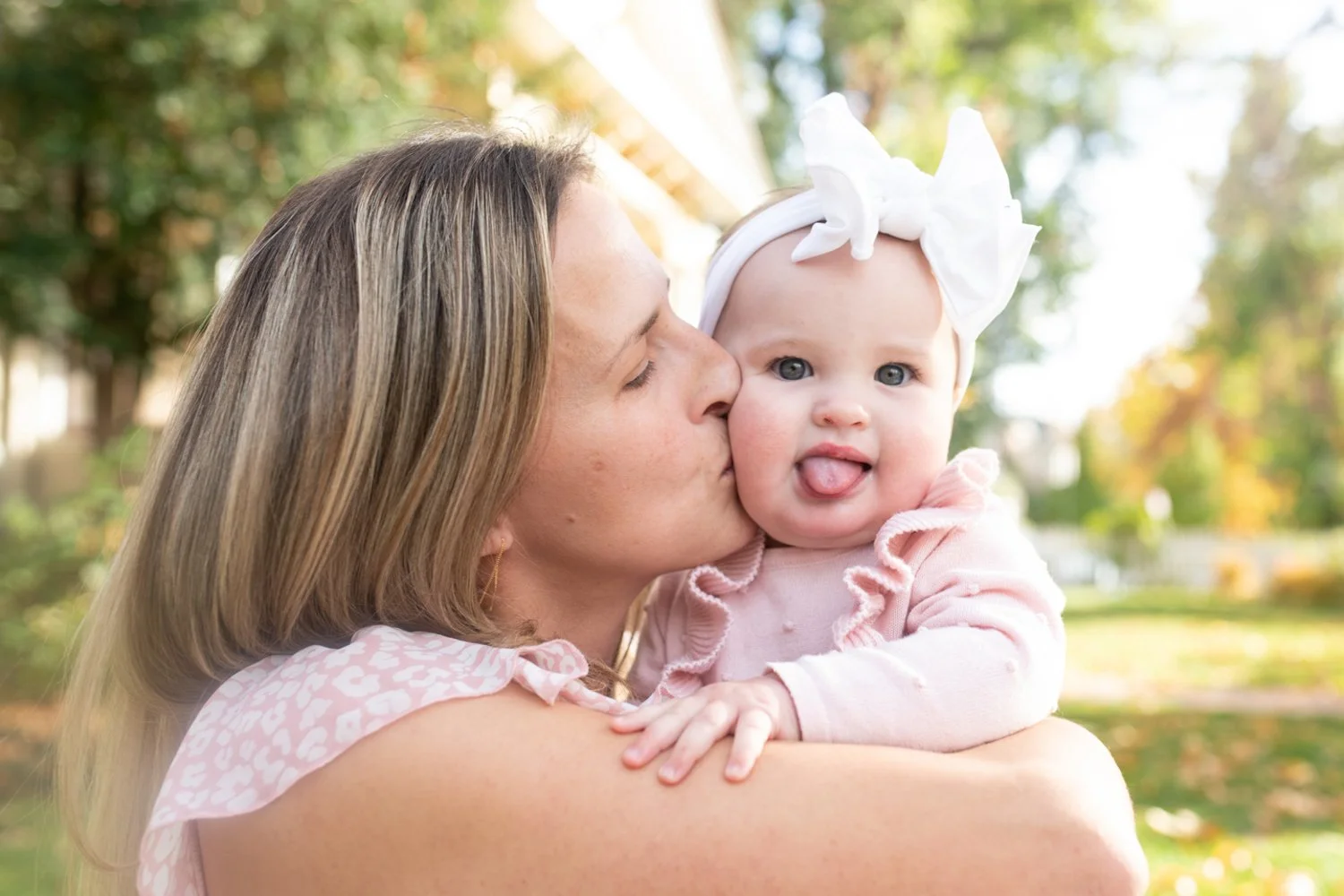 MomKissDaughter