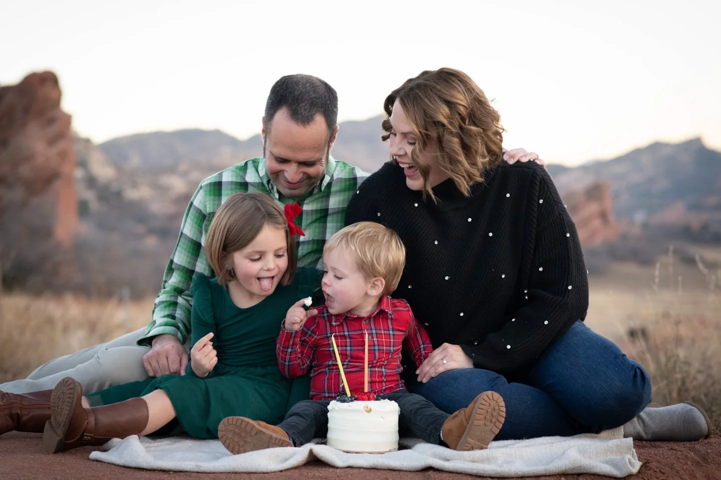 Looking back at this sweet session from last year, I&rsquo;m reminded how special it is to capture moments like these: family togetherness, a beautiful day in the mountains, holiday cheer all around, and the joy of a little one&rsquo;s birthday. 🥳

