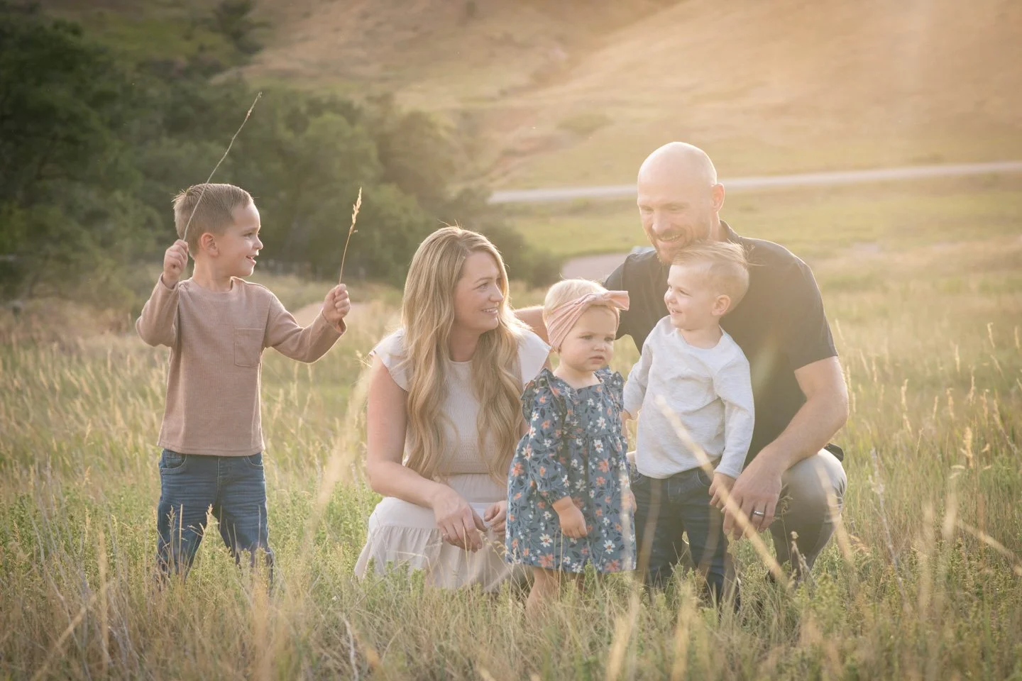The Best Family Portrait Poses for Natural and Relaxed Photos