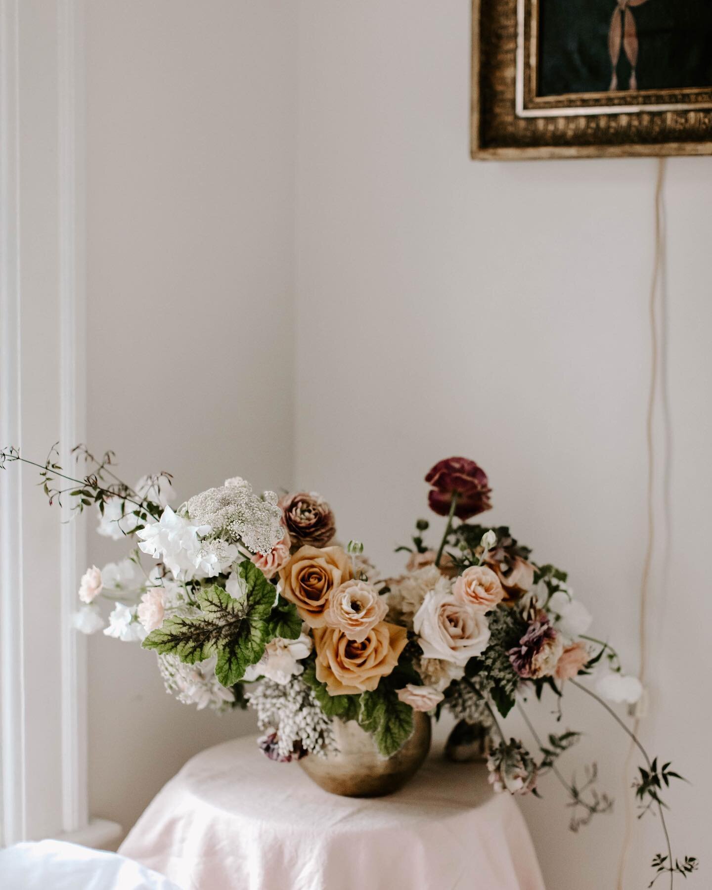 One of my fav, moody arrangements shot by @aliciagbur in her space. If you&rsquo;re looking for some major home design inspo, follow her @boxwoodpineco account! Her home is a fricken dream 🥰