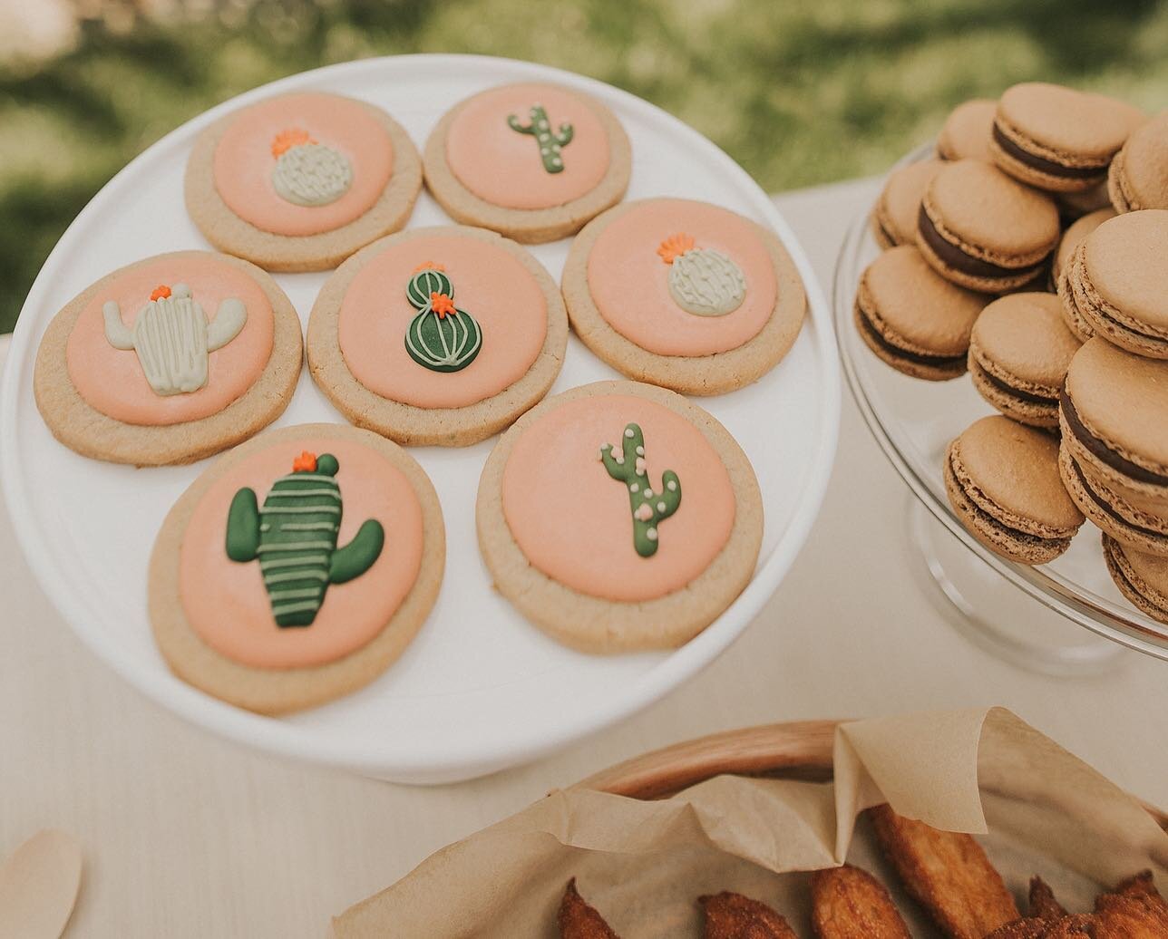 How cute are these cacti cookies 🌵 @sweetheatheranne made for us?! They were perfect paired with her Mexican spiced chocolate macarons. Scroll ➡️ to see my very pregnant self demolishing leftovers 🤣😋 and to see the whole dessert spread (GF churros