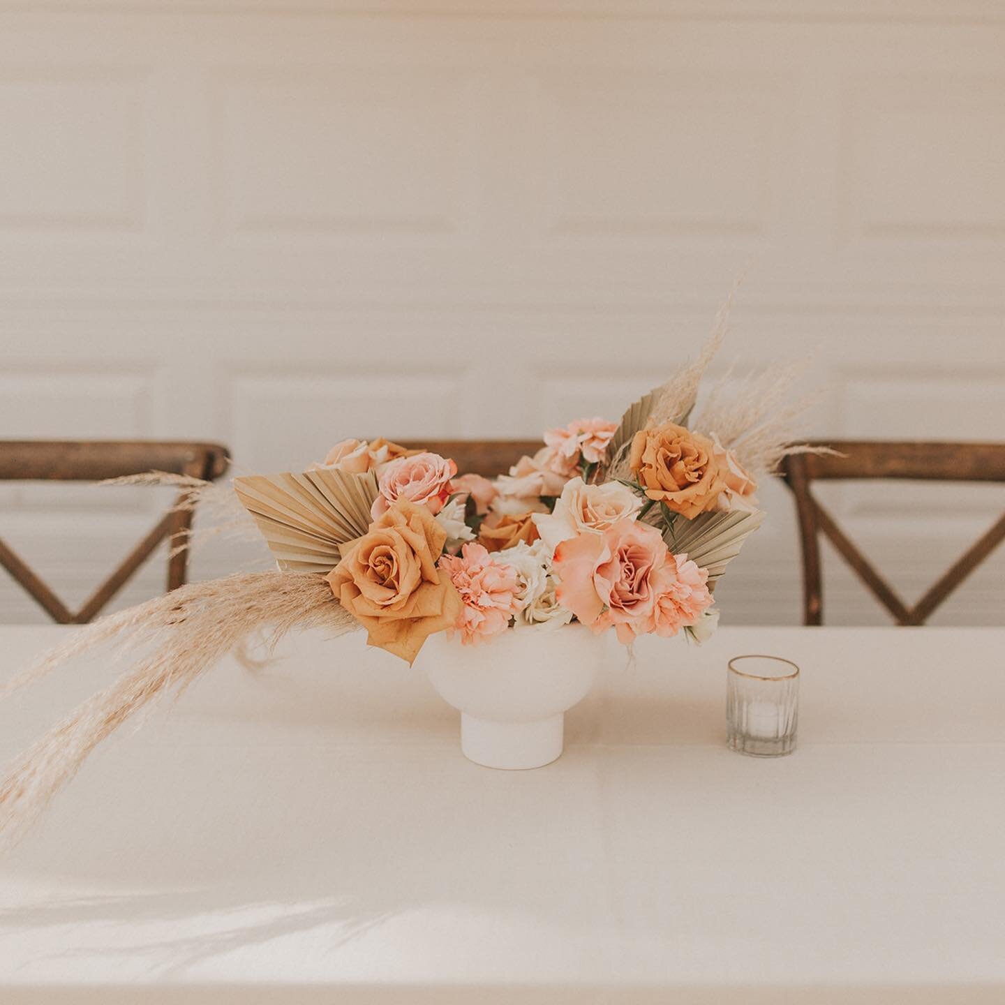 One of my fav rose combos - Toffee, Cappuccino, + Quicksand roses paired with dried pampas and palm 😍🧡Sounds delish too 😋