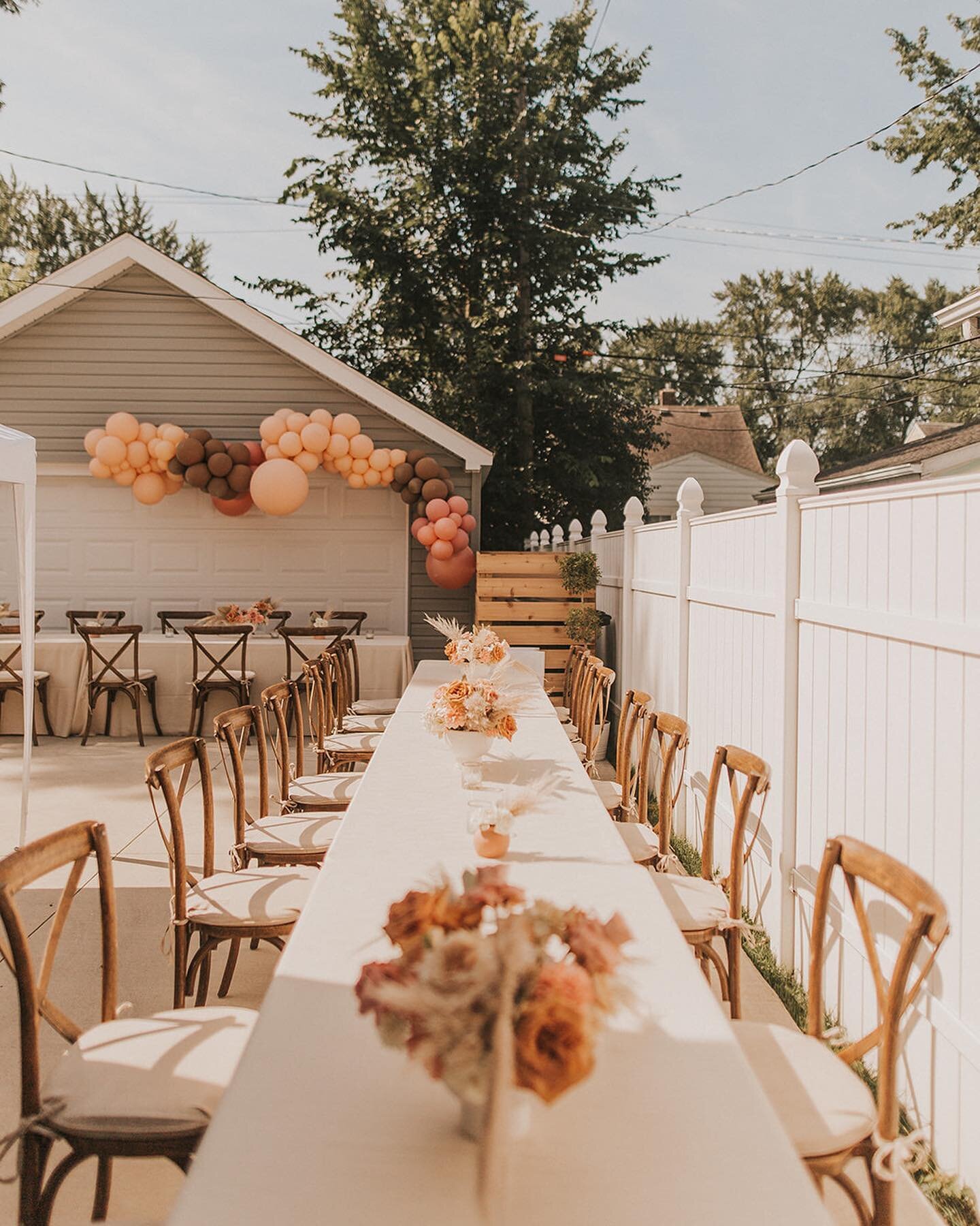 Im loving all the smaller, more intimate gatherings I&rsquo;m seeing from my vendor friends! Due to Covid, we had to improvise and have Claire&rsquo;s shower in the backyard. @luxeeventlinen delivered beautiful linens and chairs and I met a new frien