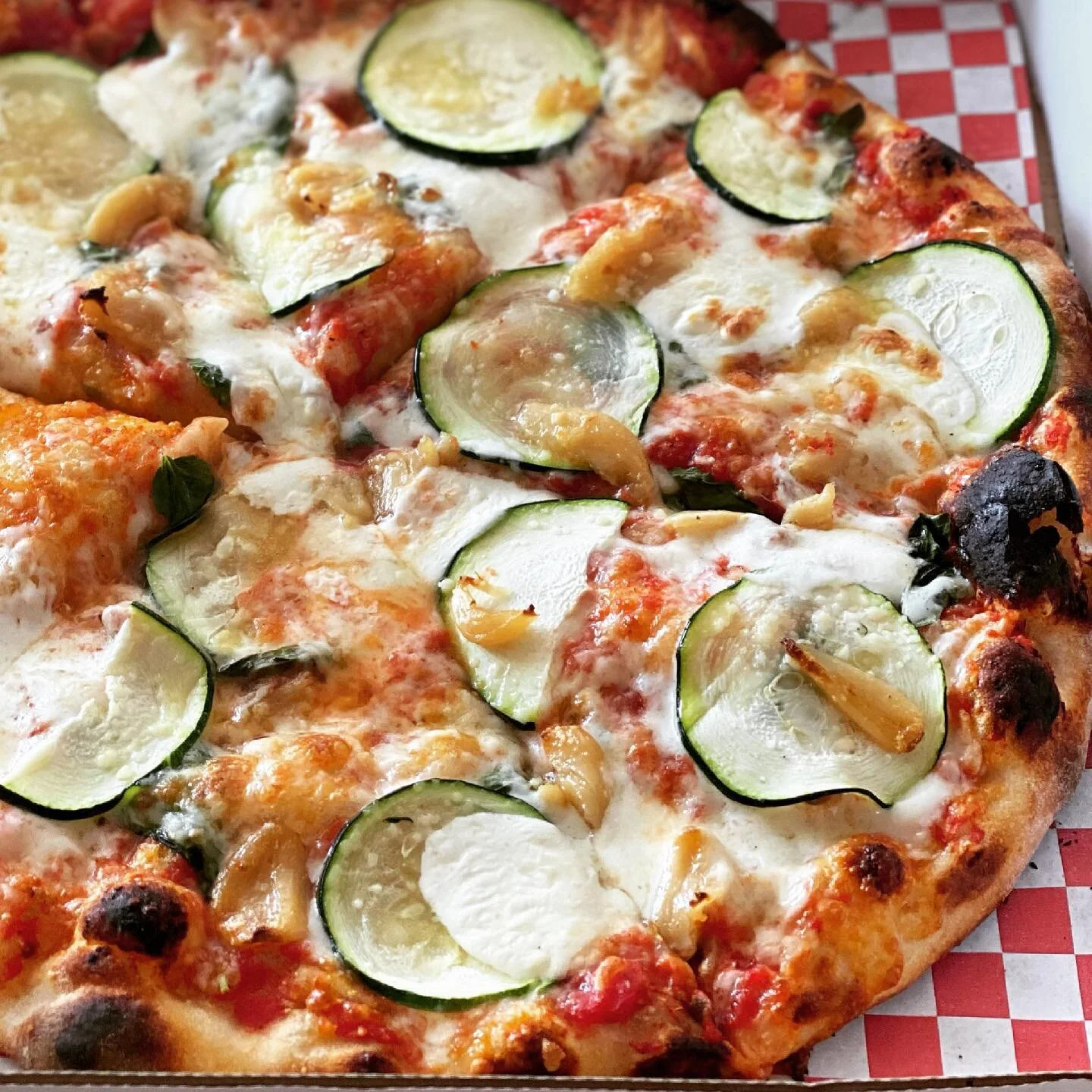 House pie #4&hellip;&hellip;roasted garlic, local basil @corvuslanding , local zucchini @bernardsfarm , fresh mozzarella. @shepherdsgrain #summertime #pizza #hotoven #eatlocal #lincolncityoregoncoast #oldeline