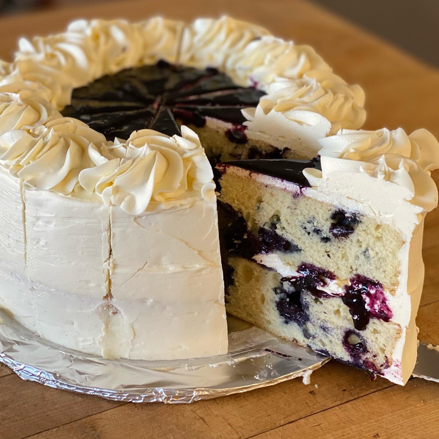 Blueberry lavender cake for the sunny weekend!! #oregonberries #oregonlavender #lincolncityoregoncoast #lincolncityoregon #eatdessertfirst