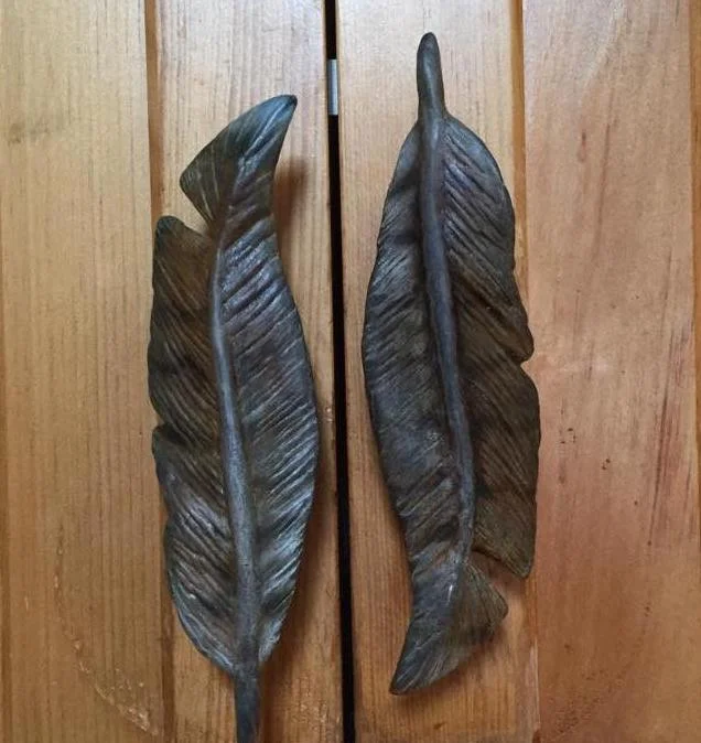 Feather Year: 2012 Edition: Unlimited Size: 6.5 x 1.75 (h x w x d, inches) Designed as kitchen door pulls, these feathers can be hand painted to represent your favourite feathered friend.