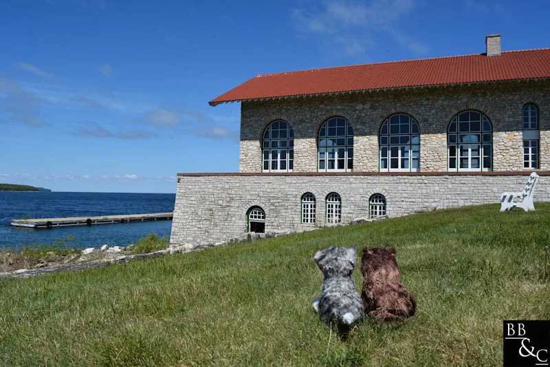 That is one big building, Penelope. Lets go in!