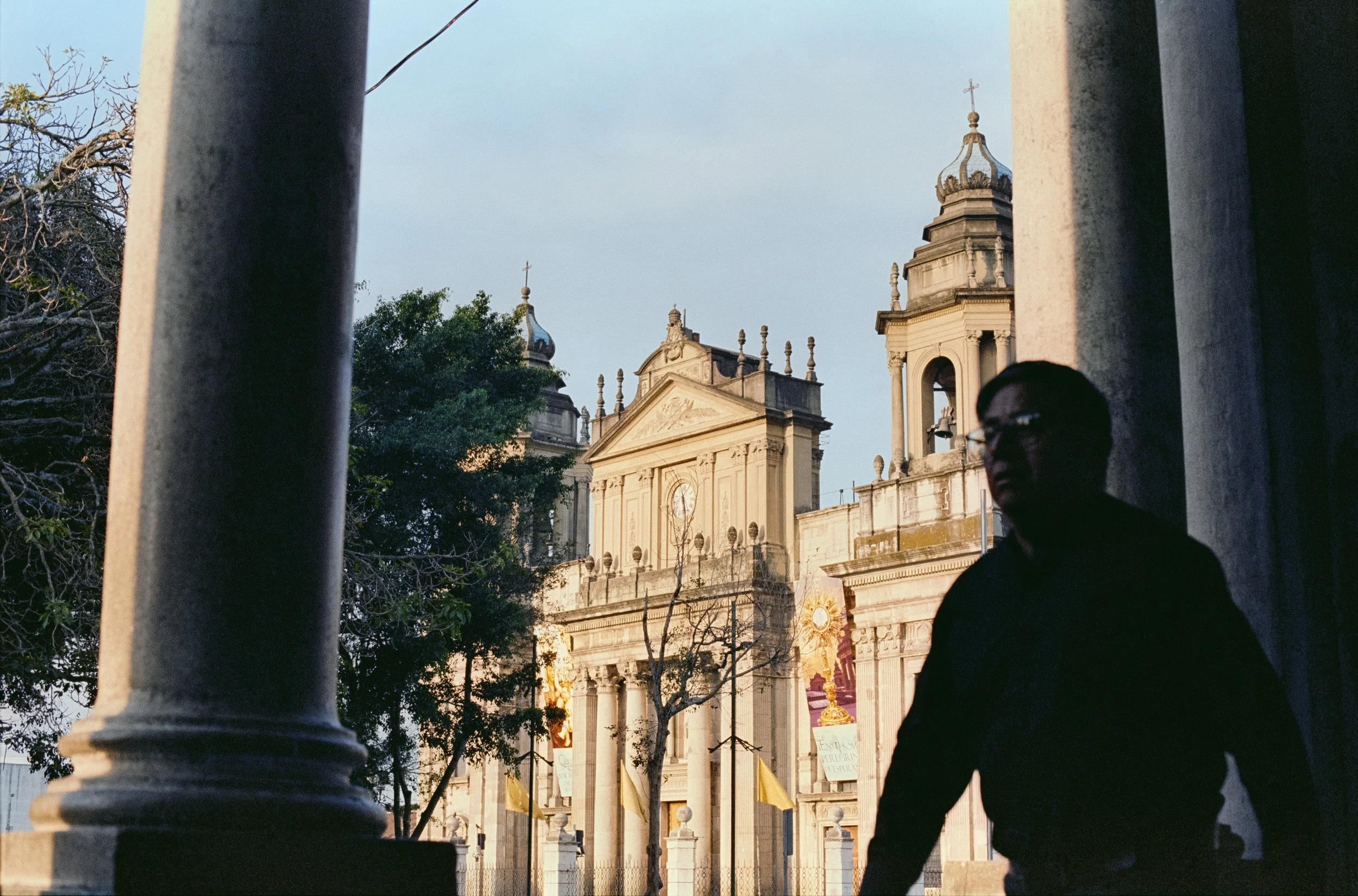 25 Elliot Morales - Reflx Lab 200T por Arca Film Lab (Mayo 2025) - Rollo 1087comprimidaescala de grises.JPG