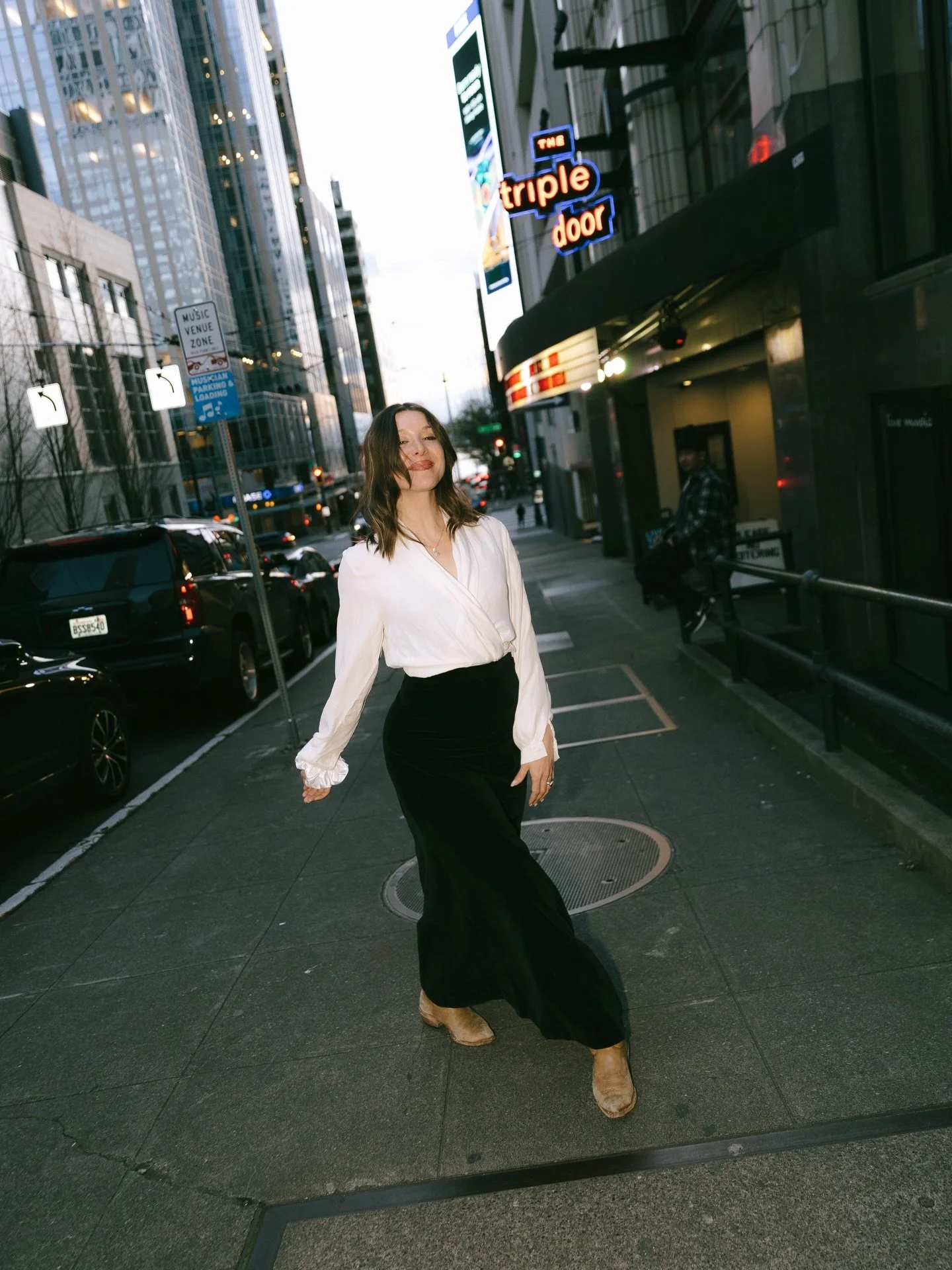 SEATTLE &bull; one of my absolute favorite nights of The Alchemist Tour yet. 💙

 📸 ray of ✨ @karleemphoto

#seattle #seattlephotographer #singersongwriter #brekennedy
