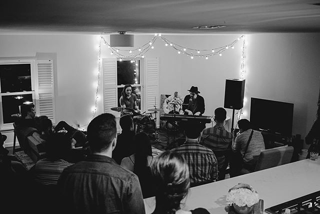 House Show ep. 4 was awesome, thanks to everyone for coming out. Thanks to @paulandoates, @patricjohnstonmusic, and @jeremyjoseph_music for sharing your incredible voices and songs. 📷: @paulandoates

#houseshow #RobinsHouseShow #livemusic #houston #