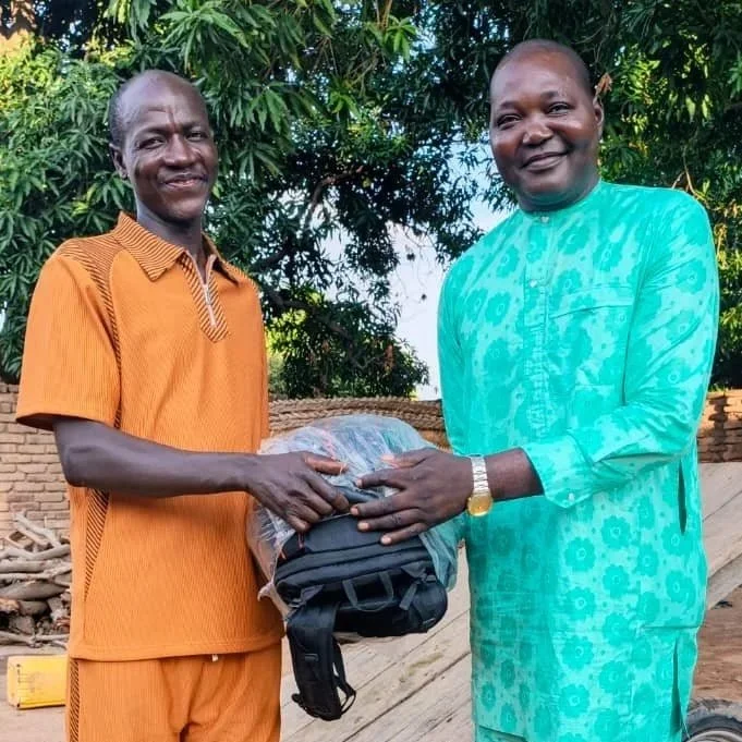 Ndilbe gives film kit to Madedjingar
