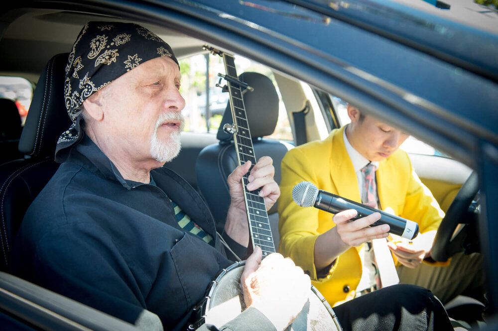  Guitarist Performs in A Car 