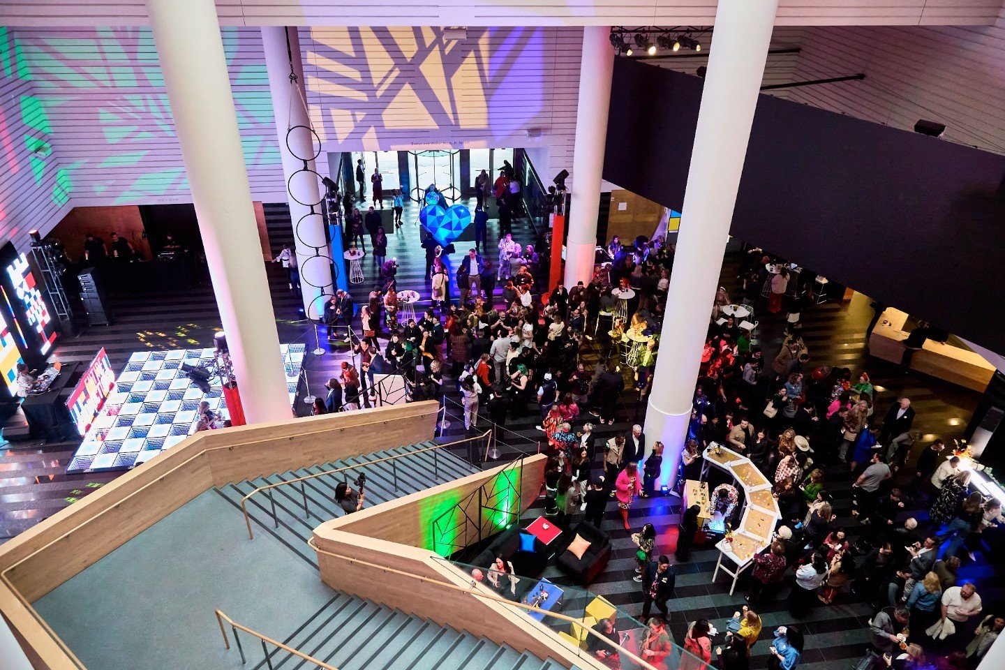Throwing it back to the electrifying atmosphere of #EntireProductions #ModernArtAttack, where The Lux Productions (@theluxproductions) worked their magic and illuminated SF MOMA! 💡✨ 

We're thrilled to have partnered with them, as they brought innov