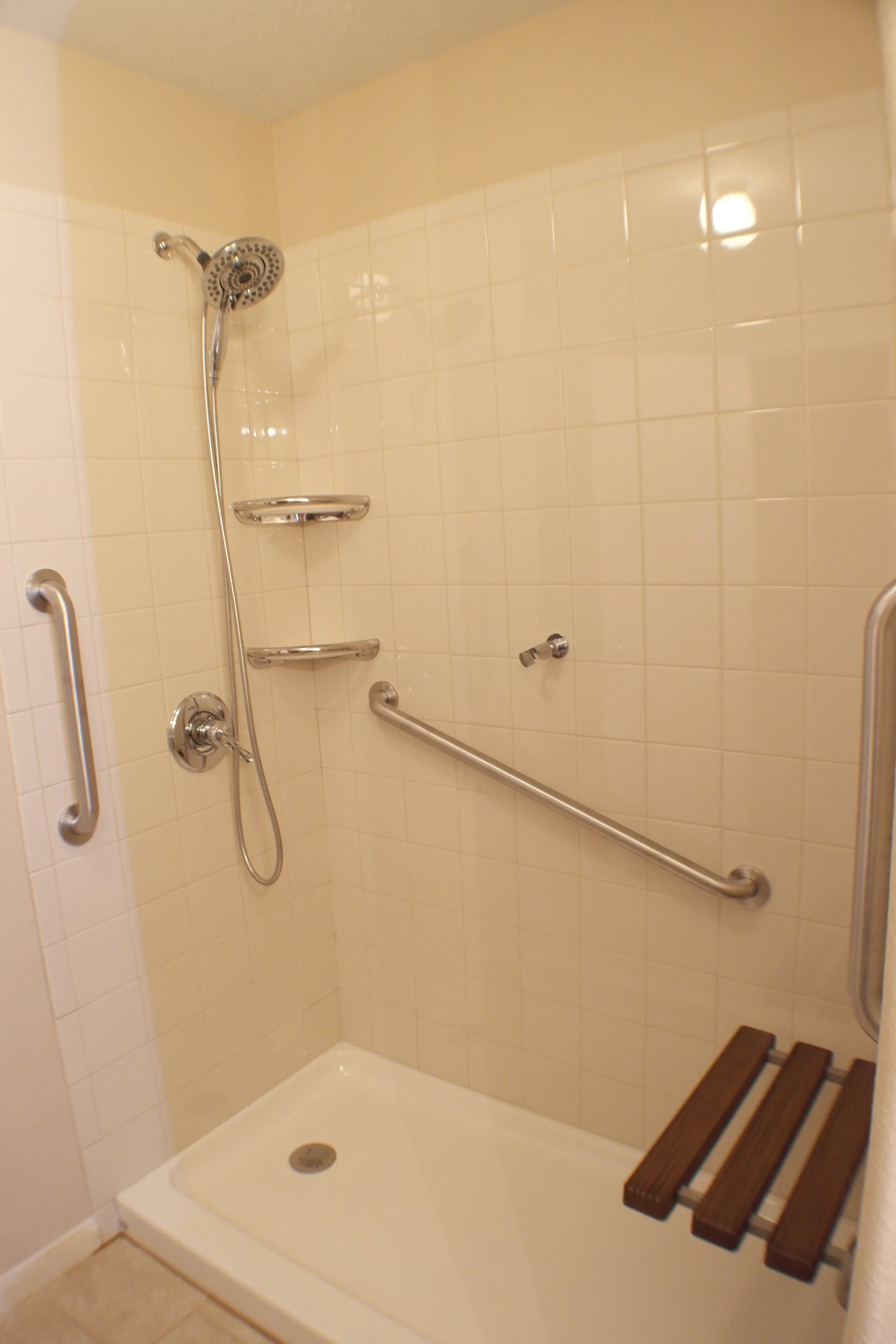 TUBTOSHOWER CONVERSION EZACCESSBATHROOMS.COM 8322028453 FRAZIER 152.JPG