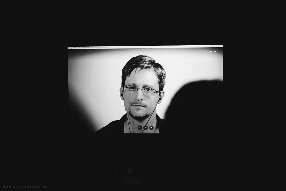 Edward Snowden durante su primera y única videoconferencia dirigida a México en agosto del 2017. f/4, 1/125s, ISO 800, no cámaras permitidas.