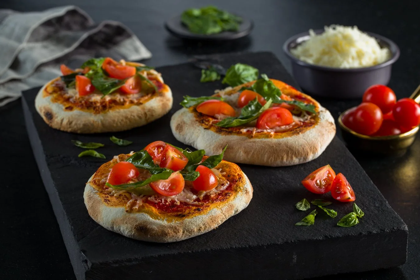 Mini pizzas Margarita-9836.JPG