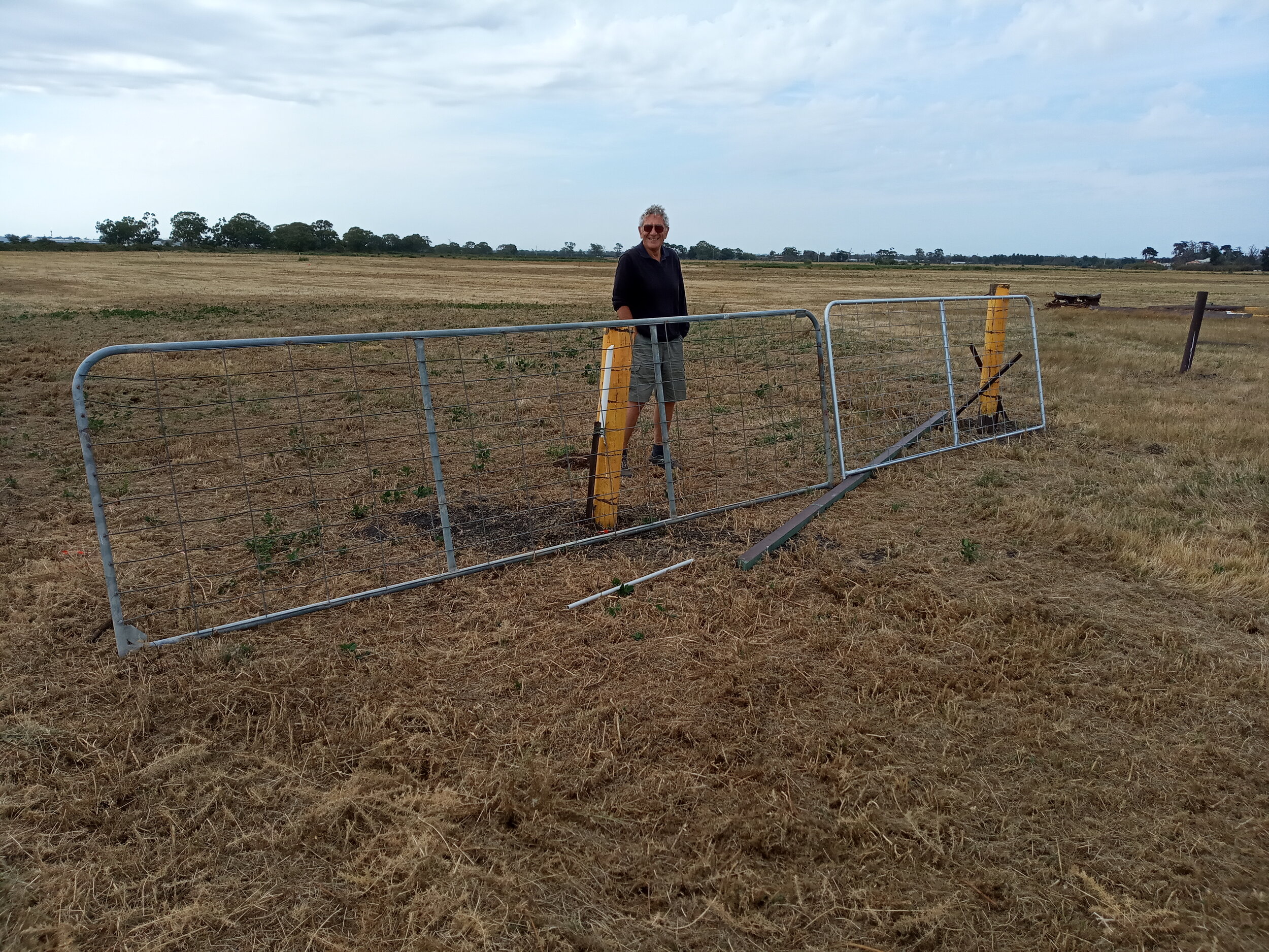  28/1  Dino inspects the newest gate delivered by Brendon on 27/1   There will be a 7m opening at the north end to allow MX slasher through and any emergency vehicles 